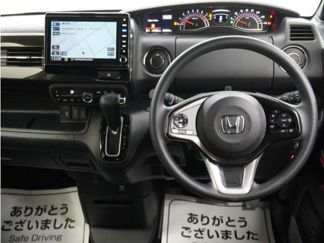 運転にかかわる様々な操作を安全に行えるように視点移動が少なく、操作性に配慮されたスイッチ類が凝縮されたコクピットです。