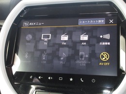 ナビゲーションはスズキ純正9インチメモリーナビを装着しております。AM、FM、CD、DVD再生、Bluetooth、フルセグTVがご使用いただけます。初めて訪れた場所でも安心ですね！