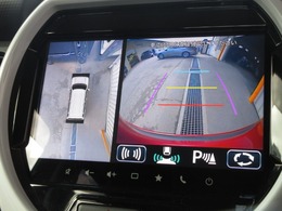 全方位モニターは、クルマの真上から見ているかのような映像によって、周囲の状況を知ることで、駐車を容易に行うための支援技術です。