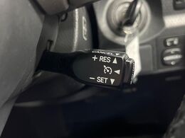 【クルーズコントロール】高速道路もラクラク走行。アクセルを離しても一定速度で走行ができ、長距離運転時の負担を軽減！加速・減速も簡単なスイッチ操作で調整できます。