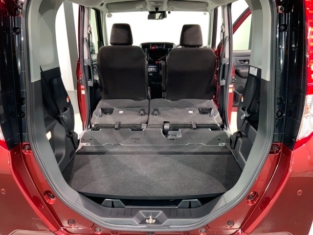 リアシートを倒すと、ラゲッジスペースを広くお使いいただけます！