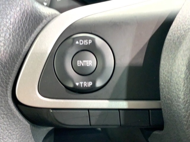 ステアリングにオーディオ操作スイッチが付いています。オーディオ画面に直接タッチしなくても操作が出来ますので、運転に集中できます。