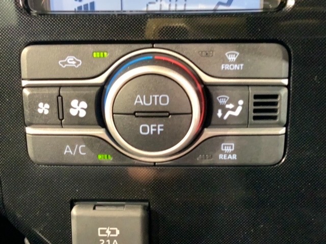 オートエアコンがついていますので、簡単操作で快適に過ごせます。希望の温度に自動調整してくれるのが便利です。