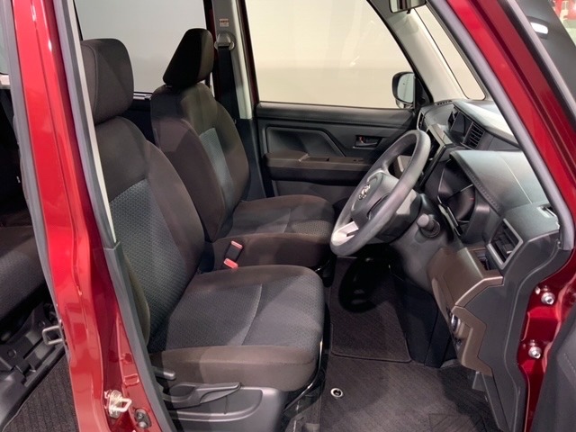 程よい硬さとホールド性が高くロングドライブも疲れにくいシートです。