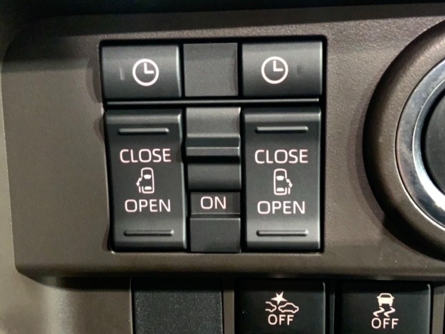 左右両側パワースライドドアが付いています。ワンタッチで簡単にお子様でも、お年寄りの方でも、開閉できますからとても便利です。キーレスや車内スイッチでも自動でドアの開閉ができます。