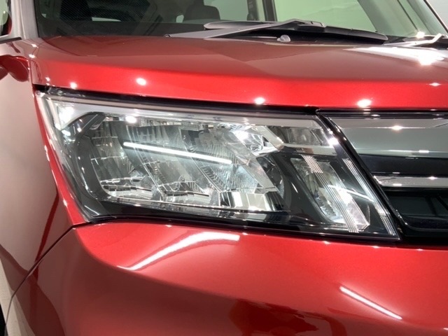 LEDヘッドライトは、点灯の瞬間から最大光量を発揮し、突然暗くなるトンネルなどでの安定感を高めます。