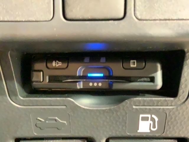 いまや快適なカーライフに欠かせないETCが付いています。