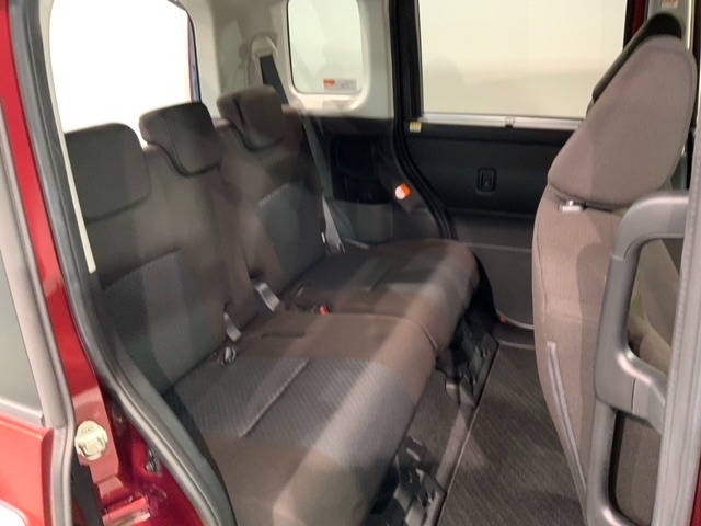 ゆったり座れるリヤシート！足元が広々としていて、乗り心地も良いです！