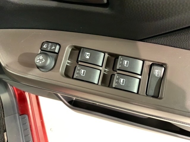 狭い駐車場で便利な電動格納ドアミラーが付いています。