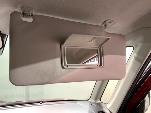 バニティーミラーが付いています。女性にうれしい装備ですね！