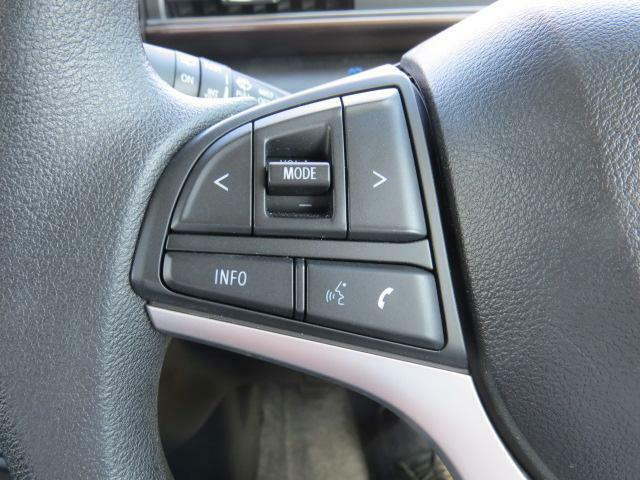 オーディオの音量やチャンネル操作ができるスイッチが、ハンドルに付いています。運転中でも、操作が行えて非常に安全・便利です！