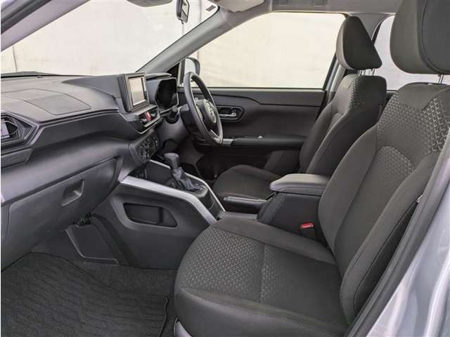 体を包み込むような座り心地で運転をサポートします。