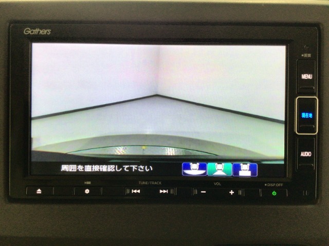 【バックカメラ】運転が苦手な方も車庫入れラクラクです！ギアをリバースに入れれば自動的に切り換わりますので、面倒な操作は不要です♪狭い駐車場もお車を傷つけず安心ですね！