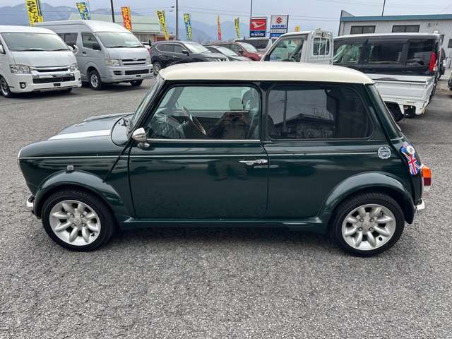 お客様が安心して中古車を購入できるよう、中古車の価格や品質の適正な情報を提供し、近年問題となっております修復暦の偽り・メーター改ざん車の排除に努めています。