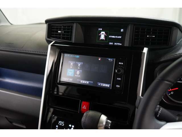 フルセグTV/CD/DVD/Bluetooth対応のナビが付いています！各種エンタテインメントがドライブを盛り上げます。オートエアコンを装備しているので設定した温度で車内の温度調整を自動で行います！！