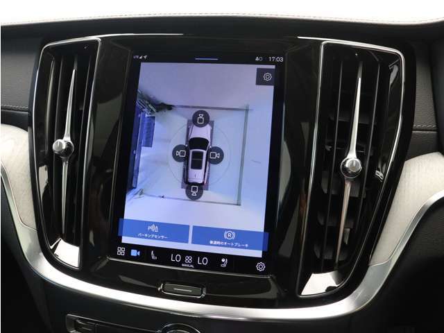 リアカメラによる後方の確認だけでなく、真上から見下ろすバードアイ映像を映し出す360度ビューカメラで、自車周辺の詳細な状況を確認できます。見通しが悪く狭い場所で車を取り回す際には心強い味方となります。