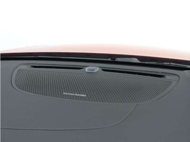 【harman/kardon】世界のオーディオファン垂涎のプレミアムサウンドシステムを搭載。原音に近い音場空間を忠実に再現。乗る人すべてに最良の音響体験を提供します。