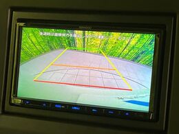 【バックカメラ】駐車時に後方がリアルタイム映像で確認できます。大型商業施設や立体駐車場での駐車時や、夜間のバック時に大活躍！運転スキルに関わらず、今や必須となった装備のひとつです！