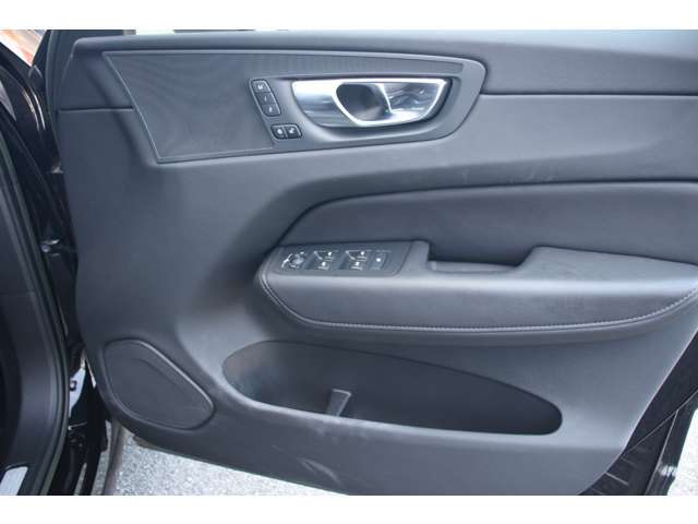運転席ドアの全景です。キャビンを彩るすべてのものに、機能を形にした美しさが備わっています。