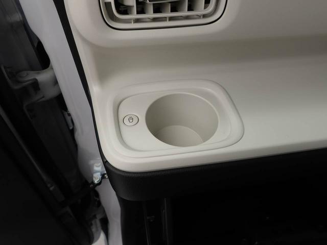 カップホルダーは運転席や助手席からちょうど手の届く位置です！！