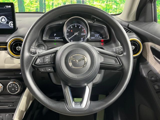 インテリアに合わせたデザインのステアリングは、運転される方のことも考え、運転しやすい形状、大きさです。是非一度、実際に触ってお確かめください。