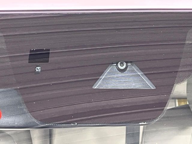 【i-ACTIVESENSE】走行中に前方の車両等を認識し、衝突しそうな時は警報とブレーキで衝突回避と被害軽減をアシスト。より安全にドライブをお楽しみいただけます。