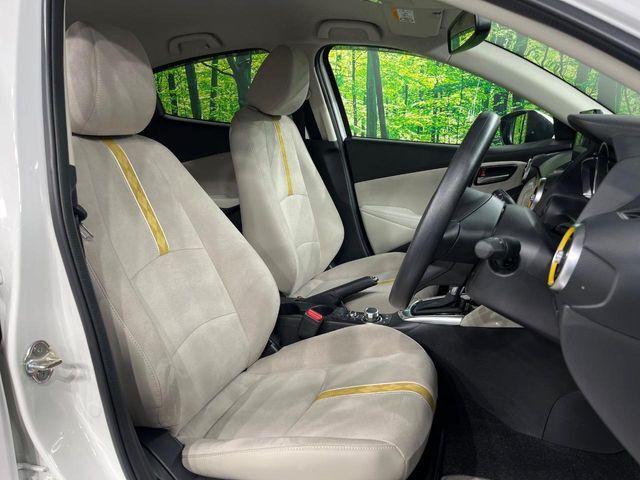 運転席シート廻りは使用感も少なく、良好な状態となっています。前オーナー様が丁寧に使っていたことがよくわかりますね。