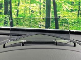 【ヘッドアップディスプレイ】現在の速度や走行情報をデジタル表示で運転席前方のガラスに投影！運転中、目線をずらさず必要な情報を確認できるのでとっても便利で安心！