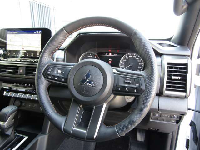 ステアリングスイッチでオーディオ等の操作ができます。クルーズコントロールがついているので運転操作の負担を軽減することができます。
