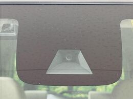 【インテリジェントエマージェンシーブレーキ】フロントカメラで前方の車両や歩行者を検知。衝突しそうな時は衝突被害軽減ブレーキが作動、衝突回避をサポート。より安全にドライブをお楽しみいただけます。