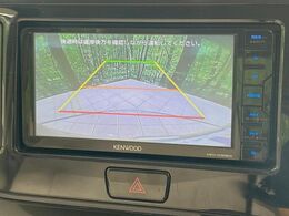 【バックカメラ】駐車時に後方がリアルタイム映像で確認できます。大型商業施設や立体駐車場での駐車時や、夜間のバック時に大活躍！運転スキルに関わらず、今や必須となった装備のひとつです！