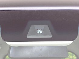 【ホンダセンシング】走行中に前方の車両等を認識し、衝突しそうな時は警報とブレーキで衝突回避と被害軽減をアシスト。より安全にドライブをお楽しみいただけます。