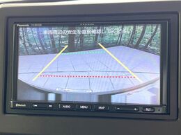 【バックカメラ】駐車時に後方がリアルタイム映像で確認できます。大型商業施設や立体駐車場での駐車時や、夜間のバック時に大活躍！運転スキルに関わらず、今や必須となった装備のひとつです！