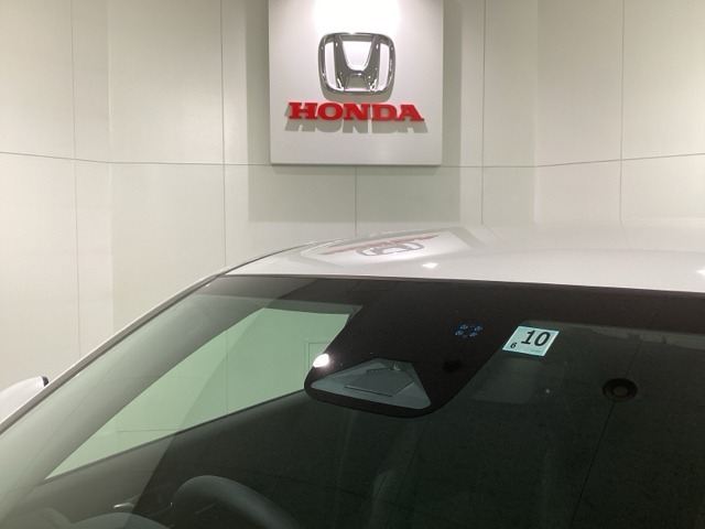 Honda SENSING装着車です。衝突を予測してブレーキをかけたり、前のクルマにちょうどいい距離で走行できる多彩な安心・快適機能を搭載した先進の安全運転支援システムがドライバーをサポートします。