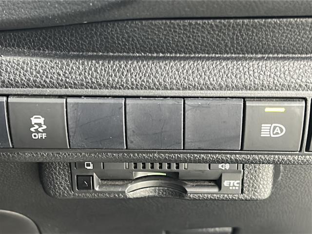 【オートマチックハイビーム（AHB）】フロントウインドウガラス上部に設置された前方カメラにより、前方車両のランプや街路灯などの明るさを判定し、自動的にハイビームとロービームを切り換えてくれます！