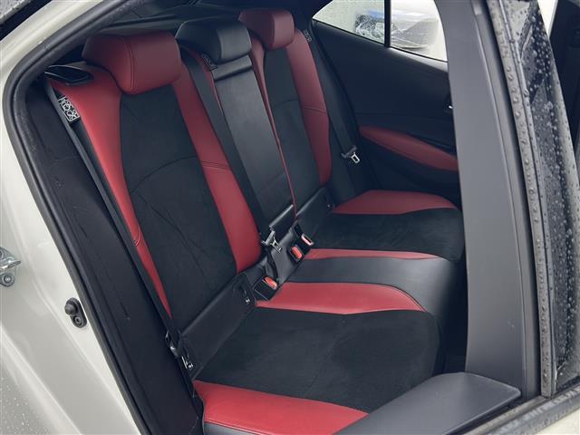 【後部座席】後席もゆったりドライブを楽しめます。内外装はプロこだわりのクリーニングで清潔なおクルマでご納車させていただきます！店舗での現車確認も承っています！