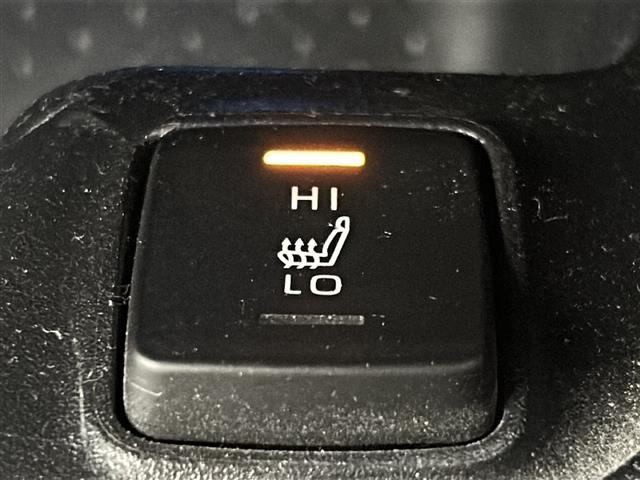 【シートヒーター】寒い日はもちろん、夏の冷房中にも効果を発揮します。長時間座っていると負担のかかりやすい背中や腰、寒い日に冷えやすい脚部に快適なぬくもりを伝えます。