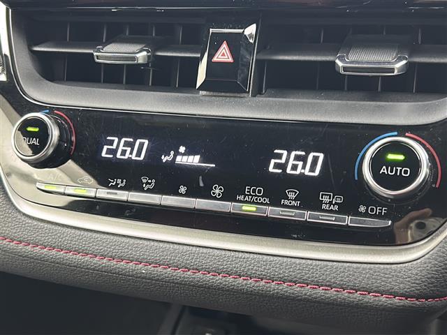 【フルオートエアコン】温度の設定のみで快適な風量やモードなどを自動調整します！コンピューターが設定温度に基づいた適切な空調を行うため、無駄な消費を抑えることができ燃費の向上も期待できます。