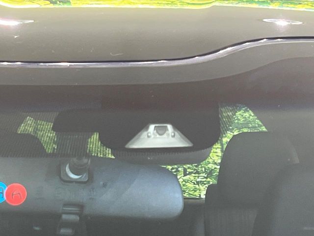【ホンダセンシング】走行中に前方の車両等を認識し、衝突しそうな時は警報とブレーキで衝突回避と被害軽減をアシスト。より安全にドライブをお楽しみいただけます。