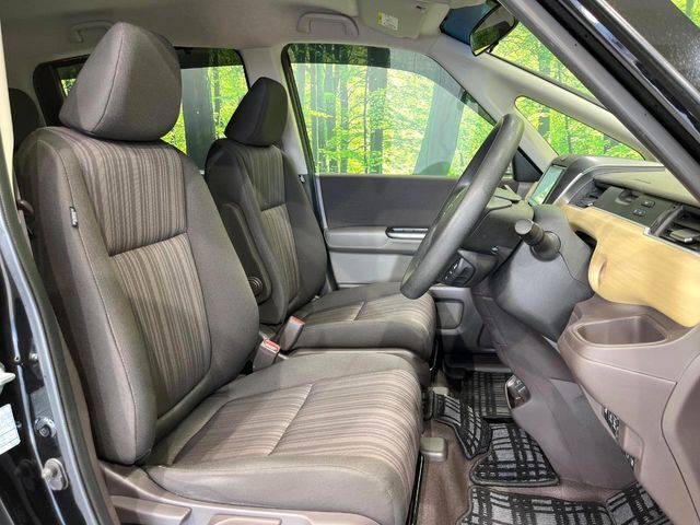 運転席シート廻りは使用感も少なく、良好な状態となっています。丁寧に使われていたことがよくわかりますね。