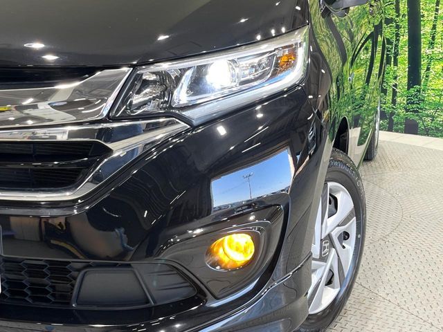 【LEDヘッドライト】悪天候や夜間走行時も良好な視界を確保し安心して運転できる高輝度LEDヘッドライトを装備！点灯速度が早く、消費電力も抑えられています。