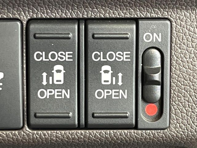 【両側パワースライドドア】スマートキーや運転席のスイッチで後席両側スライドドアの開閉が可能♪電動だから力を入れてドアを開ける必要が無く、小さなお子様でも簡単に開け閉めでき快適です♪