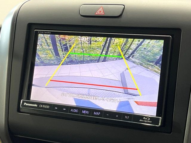 【バックカメラ】駐車時に後方がリアルタイム映像で確認できます。大型商業施設や立体駐車場での駐車時や、夜間のバック時に大活躍！運転スキルに関わらず、今や必須となった装備のひとつです！