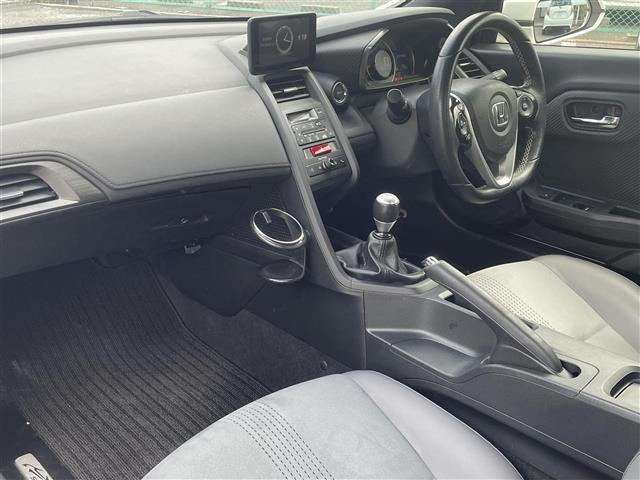【運転席まわり】現車の確認はお電話で在庫のご確認の上是非ご来店くださいませ！ご来店の難しい方は店舗スタッフがお電話やメールで詳細をお答えさせて頂きます。