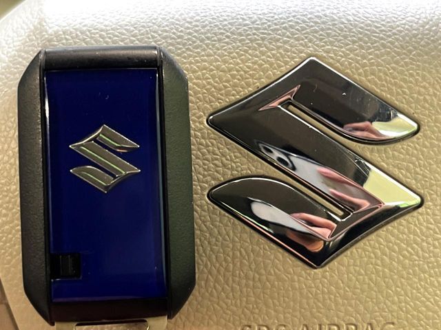【キーレススタートシステム】カバンやポケットに入れたままでもドアの施錠・解錠が可能なスマートキーを装備。エンジンのオン・オフ時もカギを取り出す必要が無いからとっても便利です♪