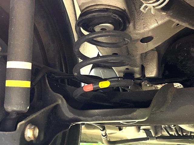 お車を安心してお乗りいただく為には、足回りの定期点検が欠かせません。サービスサポート（有償保証）では無料点検もご提供しており、安心のカーライフをお過ごしいただけるサポート体制が整っています。