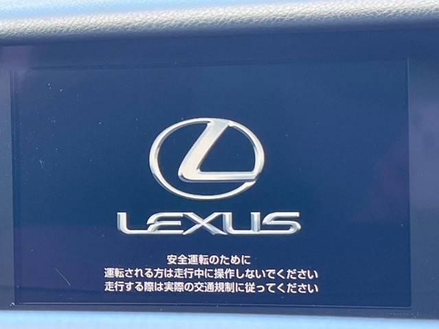 【純正ナビ】人気の純正ナビを装備しております。ナビの使いやすさはもちろん、オーディオ機能も充実！キャンプや旅行はもちろん、通勤や買い物など普段のドライブも楽しくなるはず♪