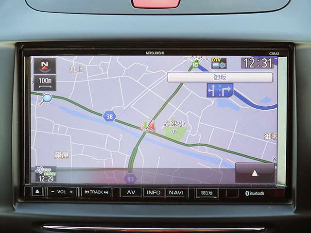【SDナビ】こちらの車はSDナビを装備しております。高性能なナビ機能の他、CD音楽の再生やDVDビデオ、TV視聴、Bluetooth接続も可能にできます。ドライブ中の楽しみも増え、便利でお得な装備でございます