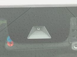 【ホンダセンシング】走行中に前方の車両等を認識し、衝突しそうな時は警報とブレーキで衝突回避と被害軽減をアシスト。より安全にドライブをお楽しみいただけます。