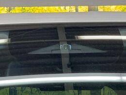 【ホンダセンシング】走行中に前方の車両等を認識し、衝突しそうな時は警報とブレーキで衝突回避と被害軽減をアシスト。より安全にドライブをお楽しみいただけます。